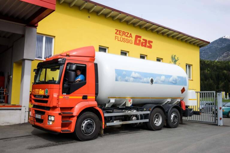 Orangeroter Tankwagen von ZERZA Flüssiggas vor dem gelben Firmengebäude in Hermagor